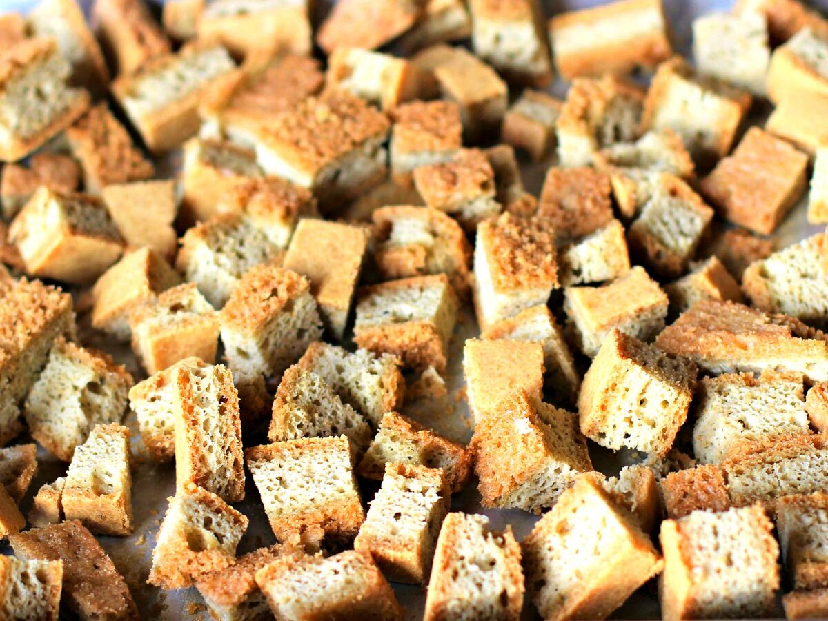 Почему свежий хлеб плесневеет, а сухари остаются свежими?