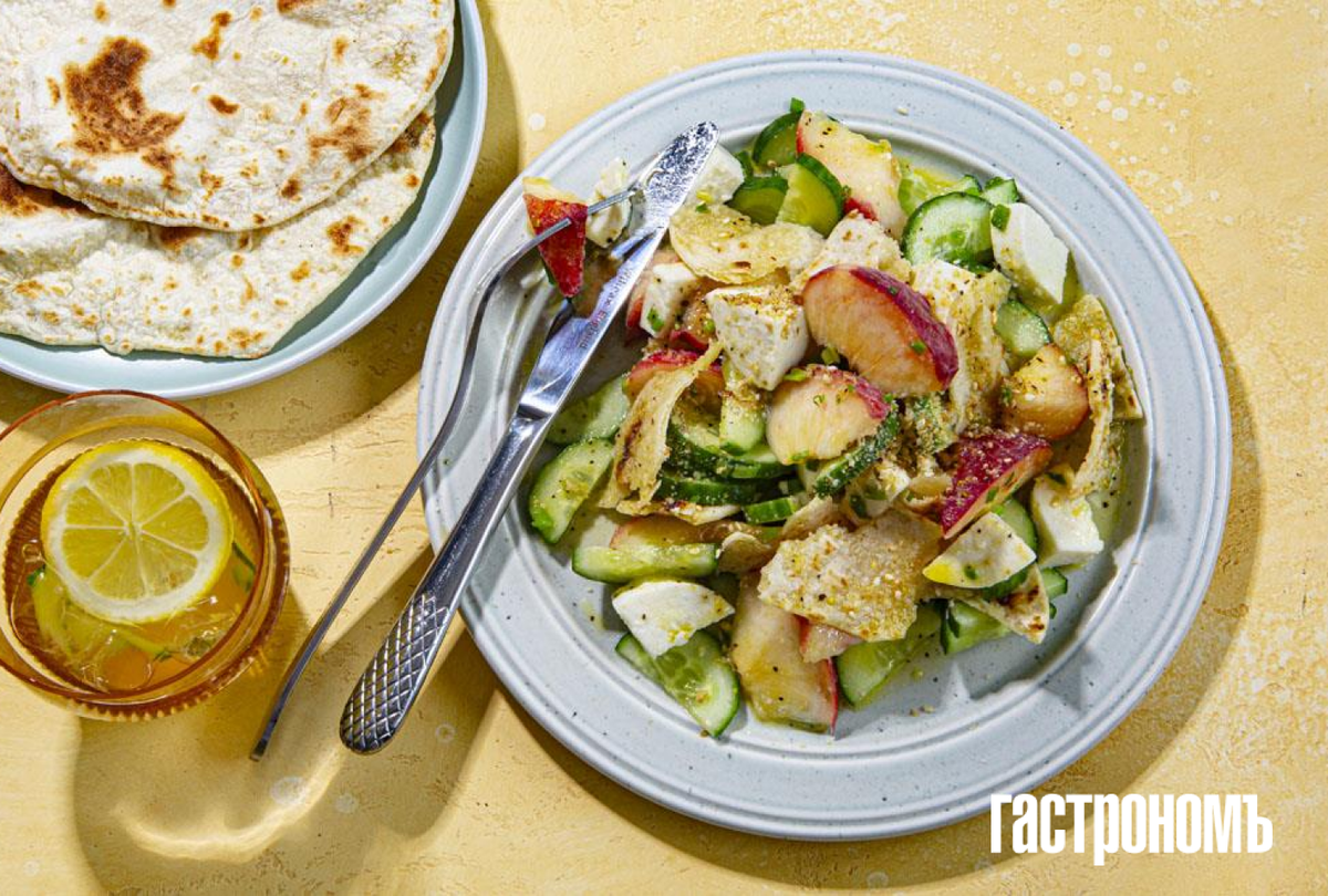 Летний салат с персиками и моцареллой, который освежит ваше меню