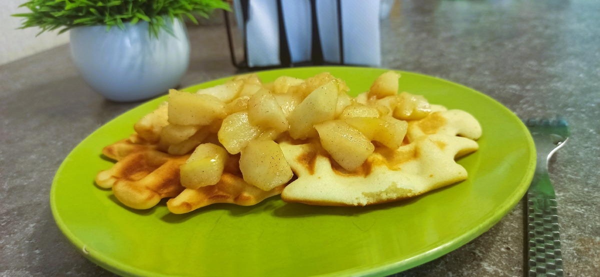 Сладкие вафли с яблоками и корицей: легкий рецепт для идеального утра