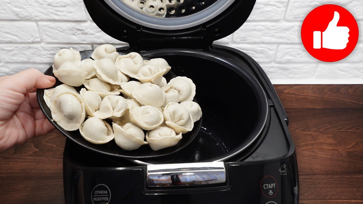 Необычный завтрак: пельмени в омлете, приготовленные в мультиварке