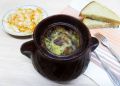 Нежное блюдо в горшочках: картофель со свининой и вешенками