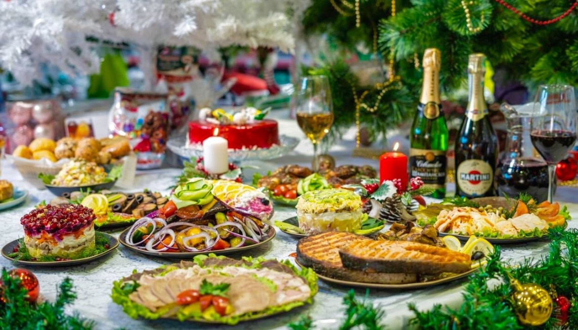 Стильный новогодний стол без лишних затрат
