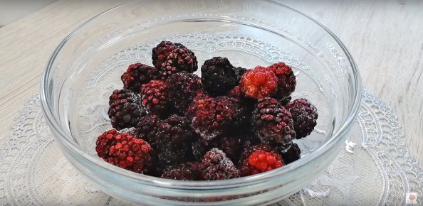 Нежный сметанник с ягодами: десерт, который порадует вас