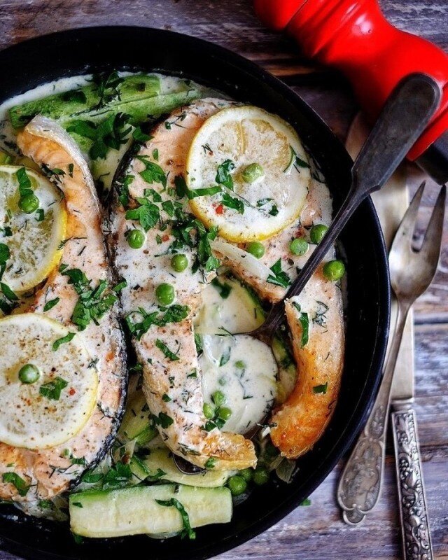 Семга с овощами в нежном сливочном соусе