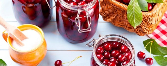 Итальянский десерт: вишневый компот на красном вине для взрослых