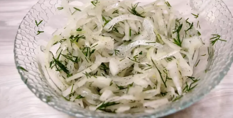 Непревзойденный маринованный лук: простой рецепт на скорую руку