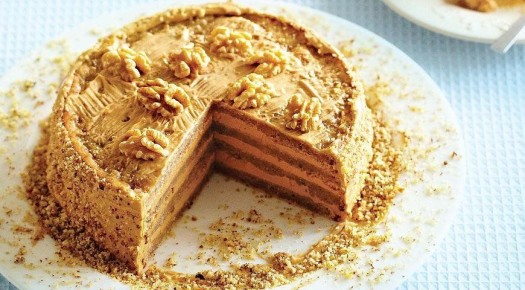 Как испечь медовик с вареной сгущенкой: простой и вкусный рецепт