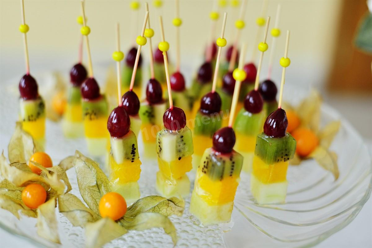 Изысканные канапе с сыром и фруктами: идеальное угощение для новогоднего стола