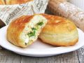 Зеленый лук и яйца в начинке: как сделать удивительные пирожки без яиц в тесте