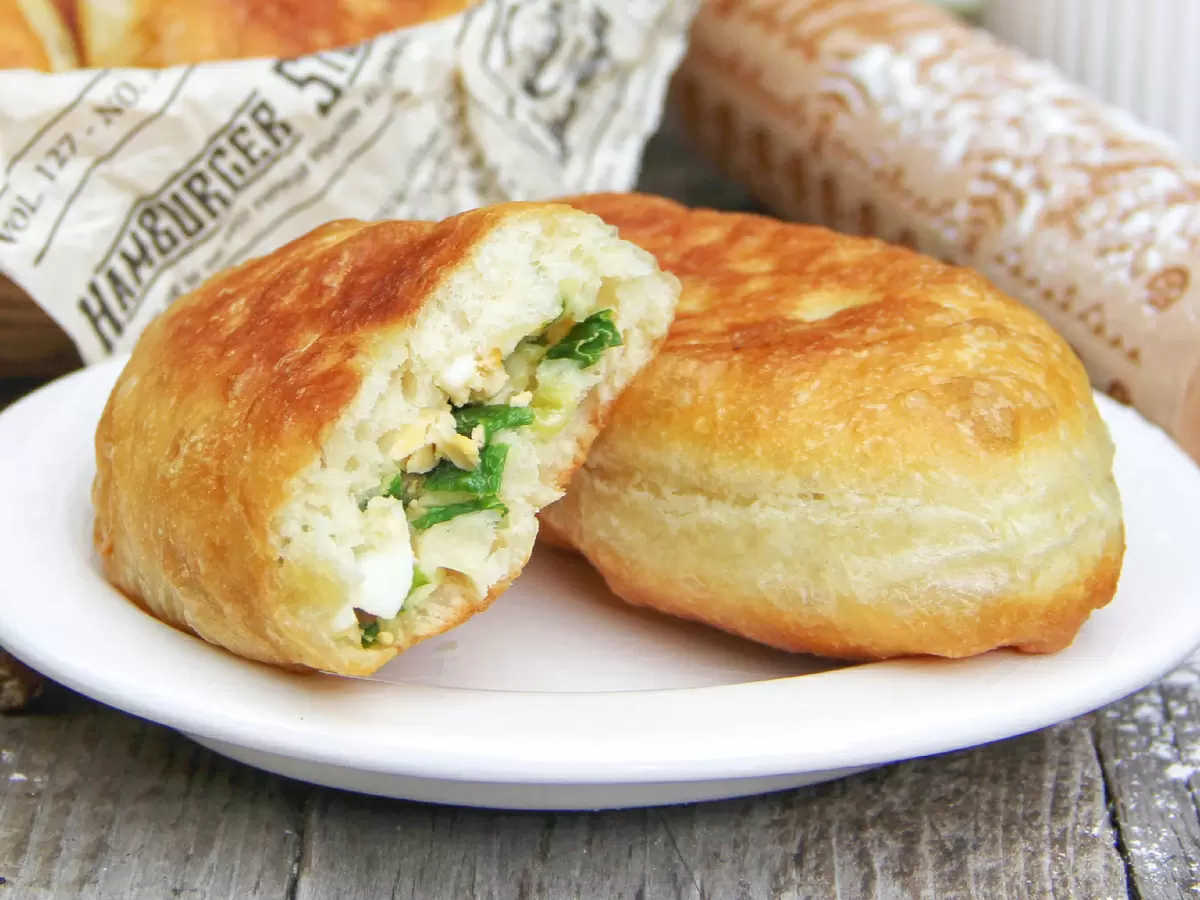 Зеленый лук и яйца в начинке: как сделать удивительные пирожки без яиц в тесте