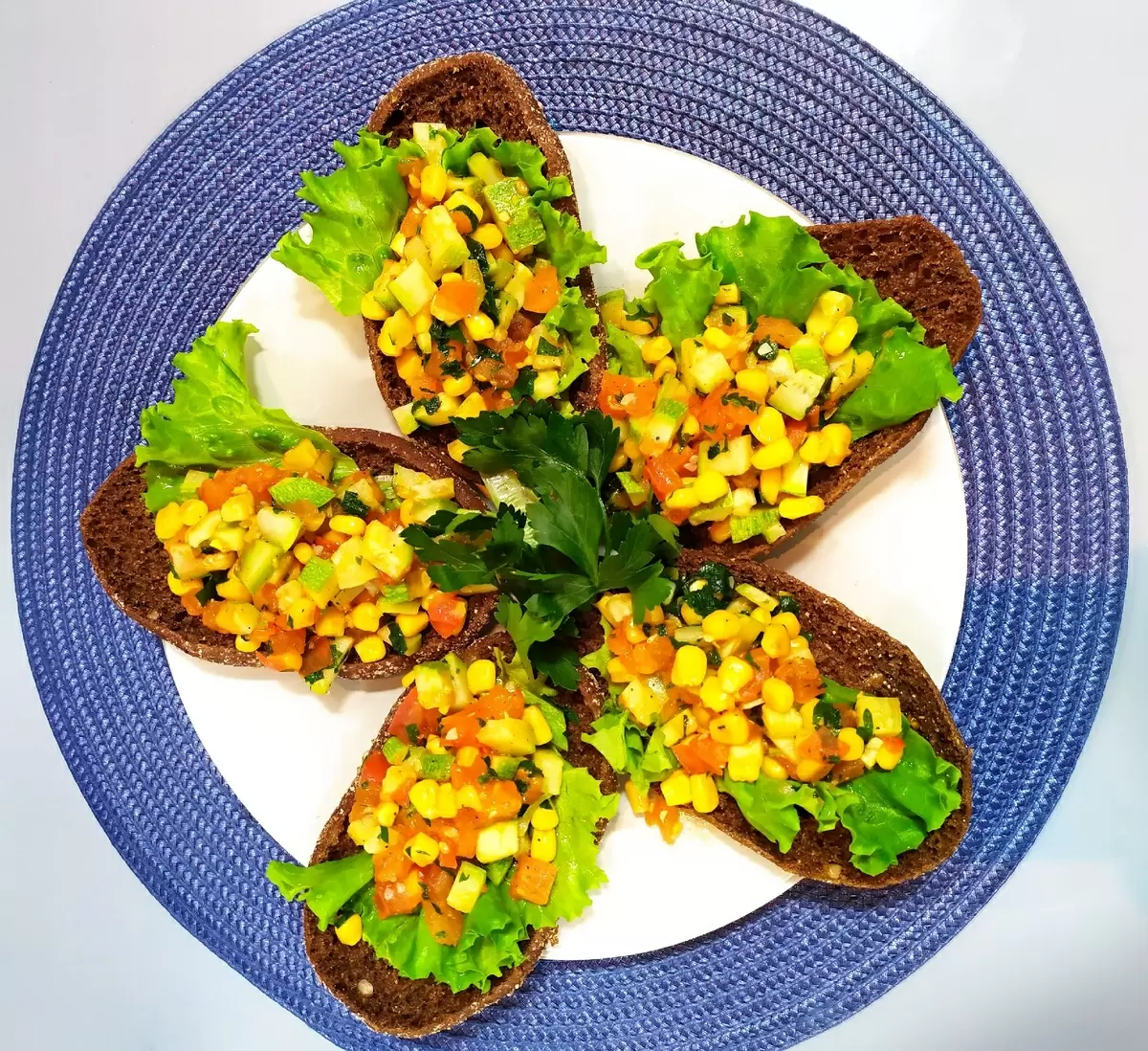 Теплый салат из кукурузы с кабачком: идеальный рецепт для быстрого завтрака