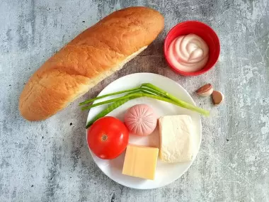 Запеченный батон с помидорами и колбасой: кулинарная находка для вашего стола