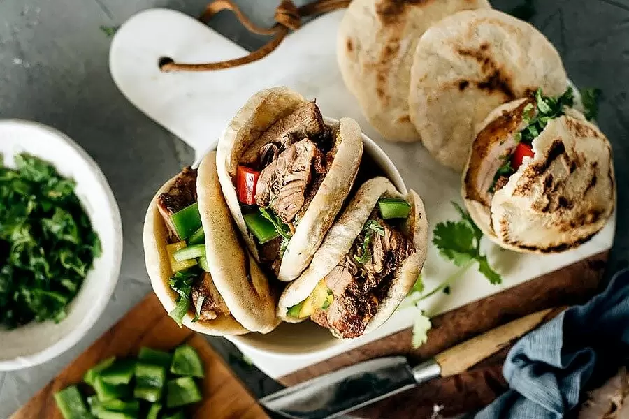 Булочка со свиной грудинкой