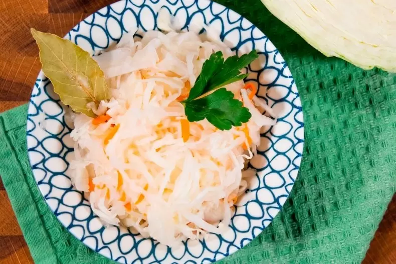 Создайте свою идеальную квашеную капусту с медовым рассолом