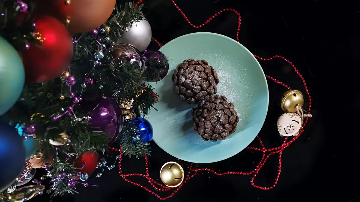 Простые и эффектные шишки: новогодний десерт без выпечки за считанные минуты