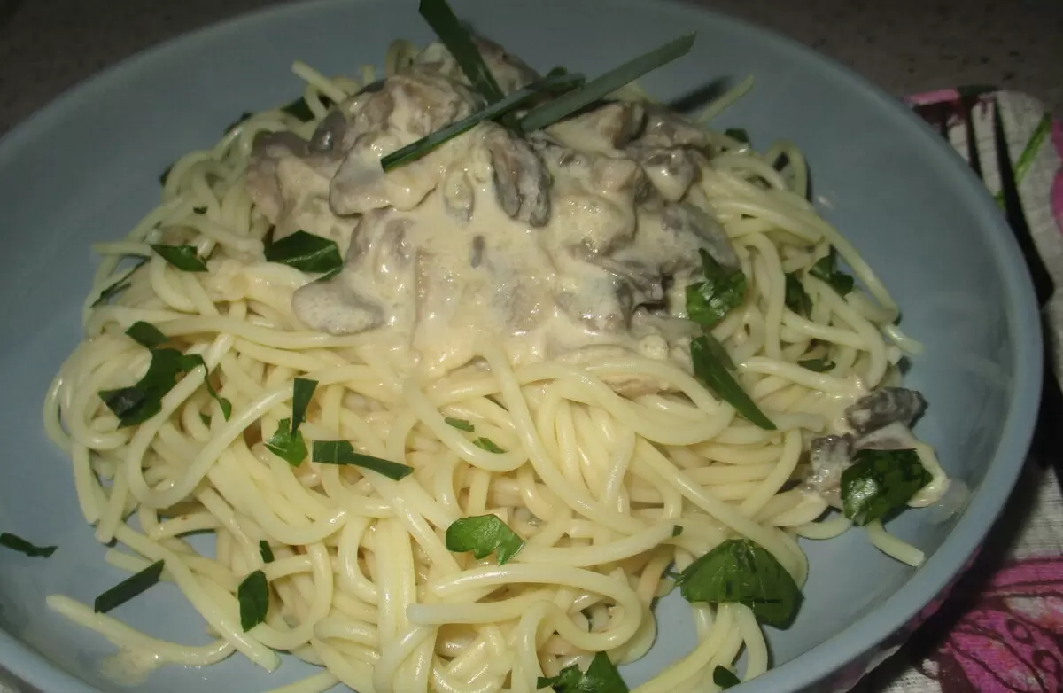 Сметанный соус с шампиньонами: быстрое и сытное решение для любого стола