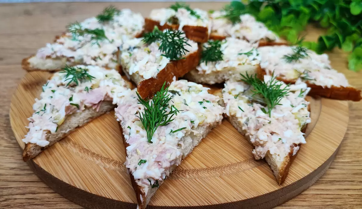 Новый взгляд на закуски: готовим бутерброды с тунцом и огурцом