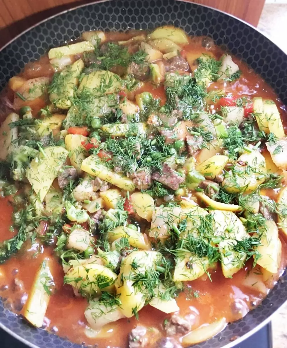 Вкусное овощное рагу с мясом: сытное блюдо для всей семьи