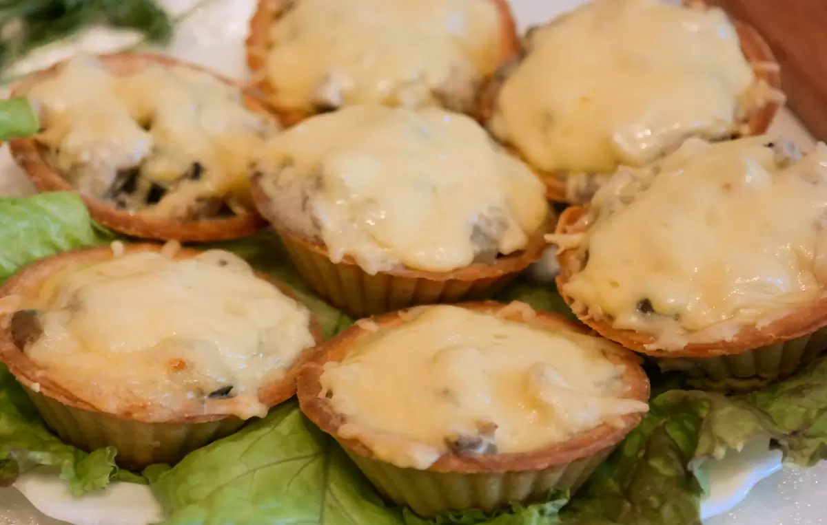 Сытный жюльен в тарталетках: идеальное угощение для новогоднего стола