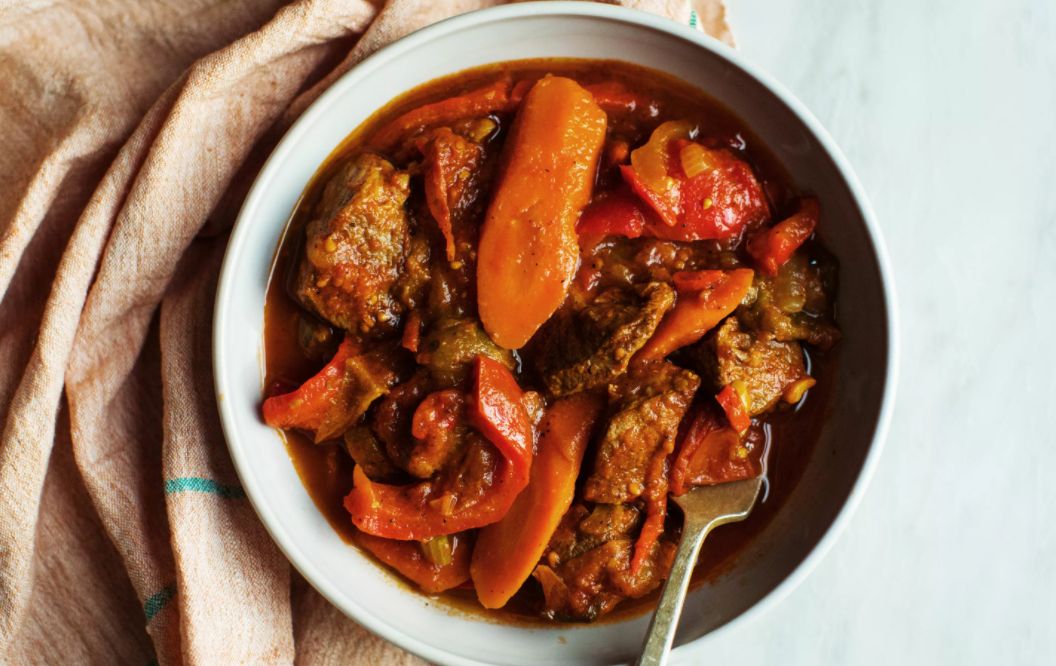 Сочная свинина с овощами в жаровне: простой и вкусный рецепт