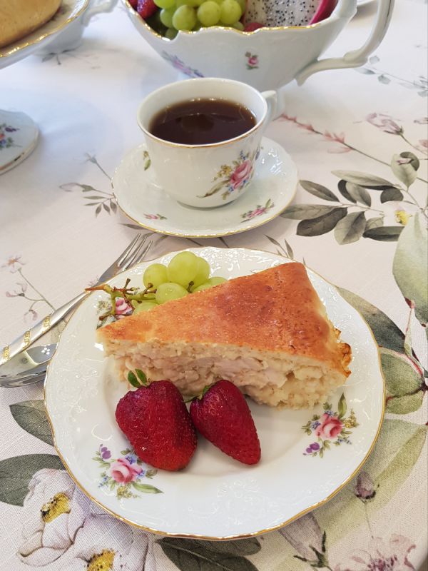 Сочный и пышный пирог с курицей: идеальное блюдо для семейного ужина